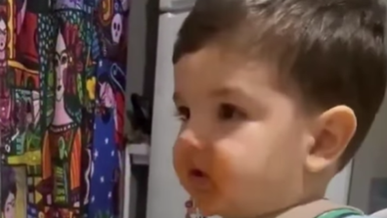 2 yaşındaki bebeğin Kabe'de Hacılar Hu Der Allah coşkusu