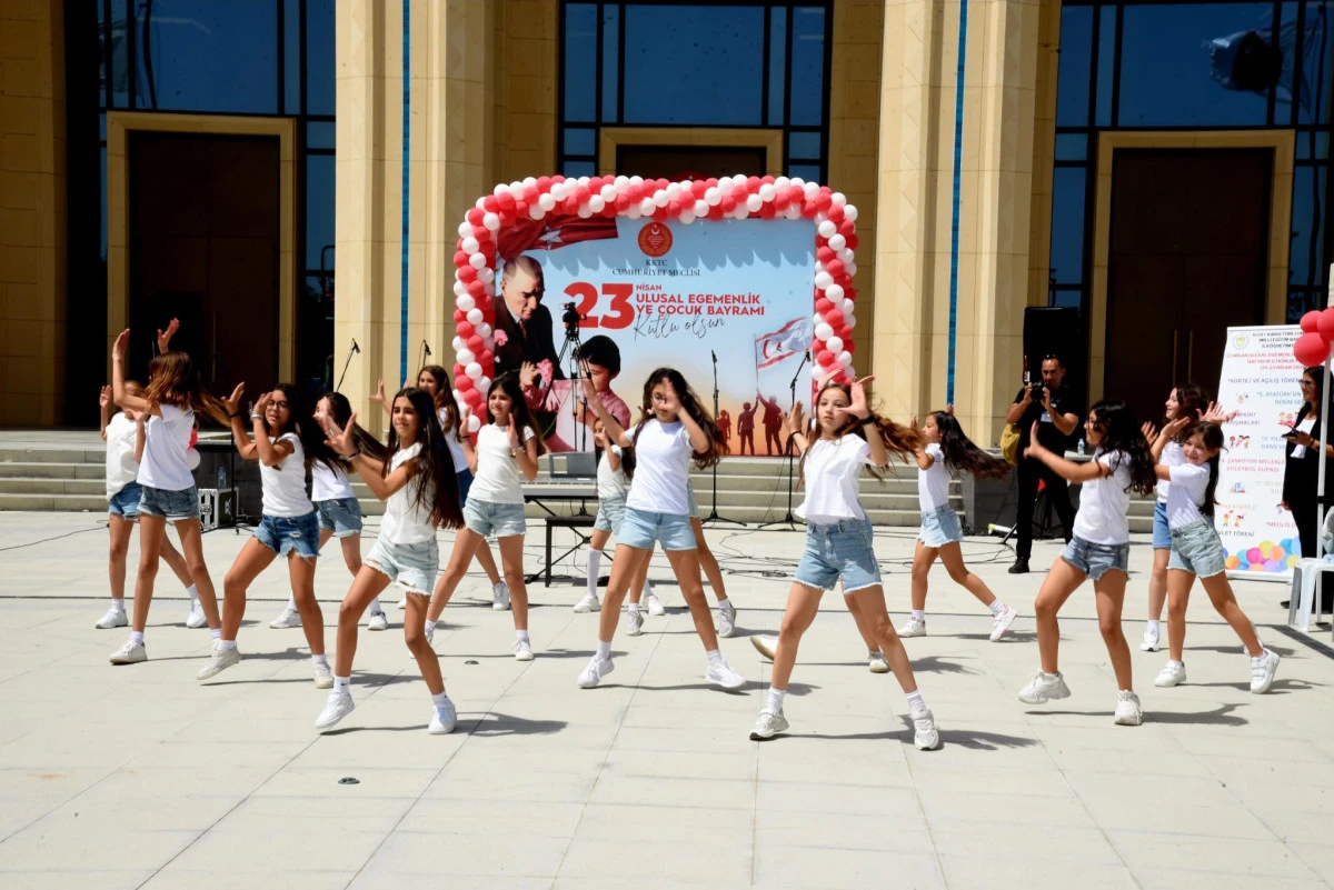 23 Nisan Ulusal Egemenlik ve Çocuk Bayramı kutlamaları kapsamında Cumhuriyet Meclisi bahçesinde tören düzenlendi
