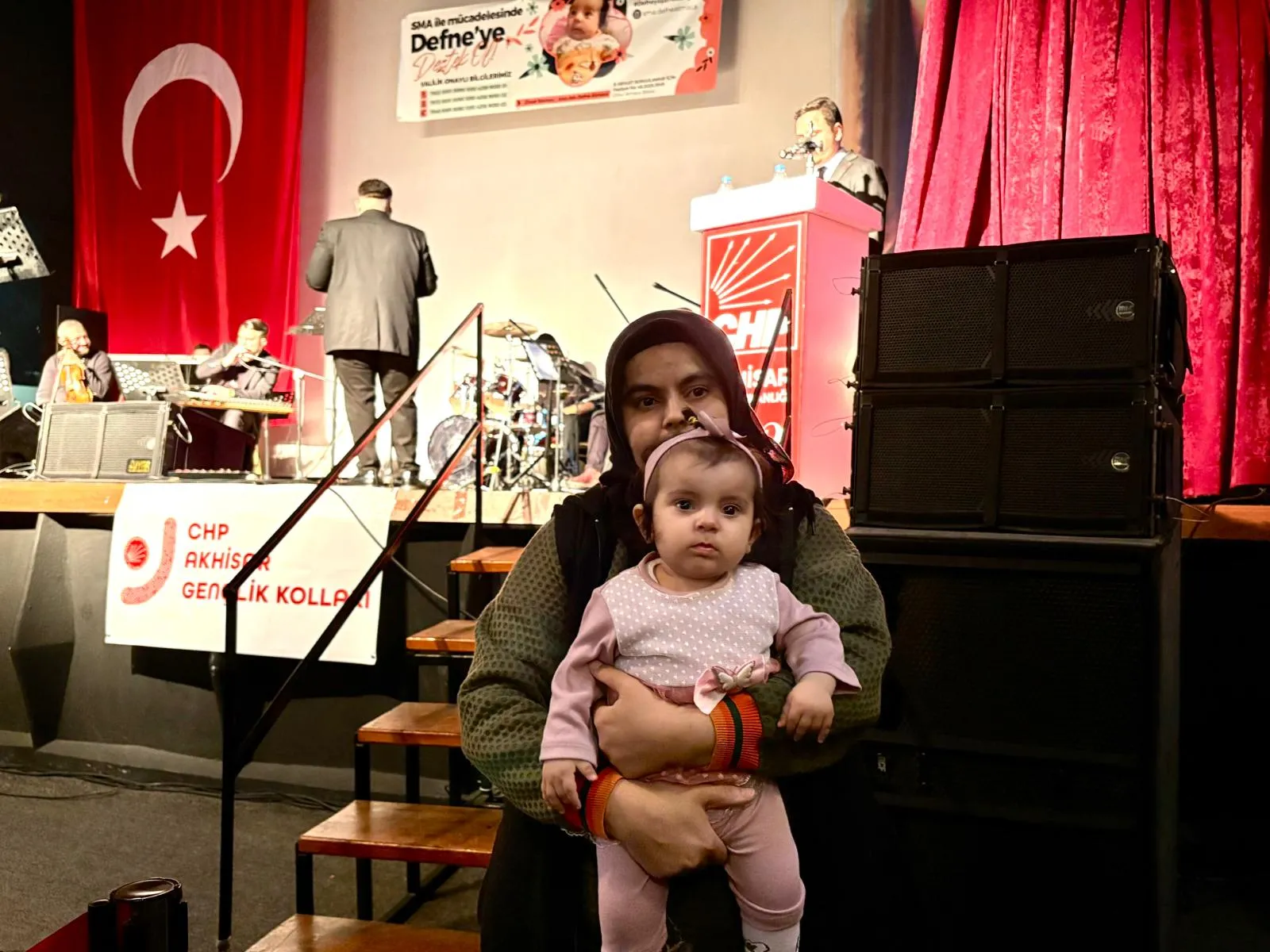 Akhisar’da Defne Bebek İçin Dayanışma Gecesi: Umut Konseri Yoğun Katılımla Gerçekleşti