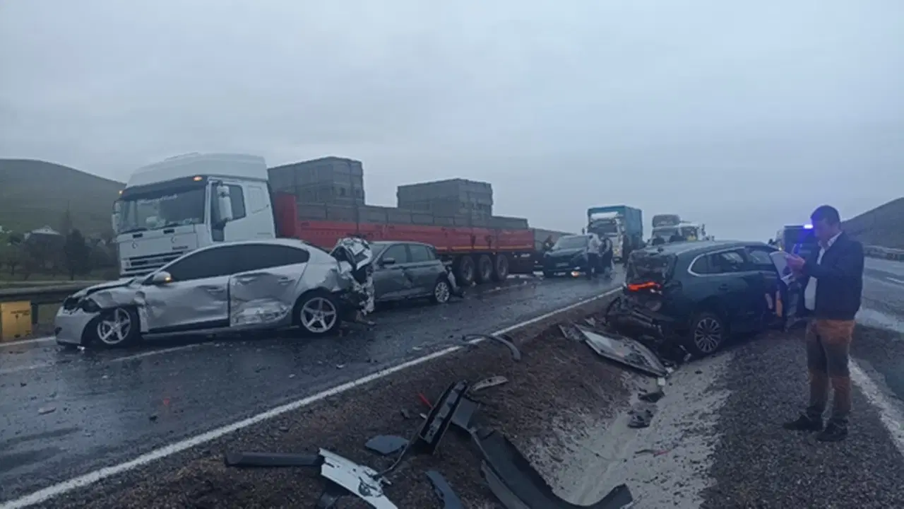 Aksaray'da zincirleme kaza... Yolcu otobüsü 10 araca çarparak durabildi: 7 yaralı