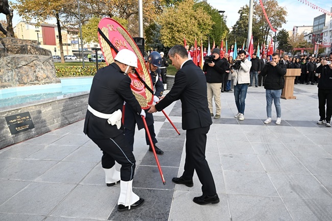 ATAMIZI SAYGI VE ÖZLEMLE ANDIK