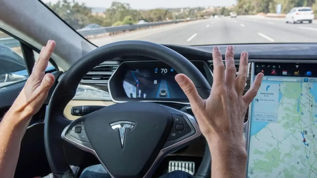 Avrupa’da bir ilk: Sürücüsüz Tesla Hollanda’da trafiğe çıktı