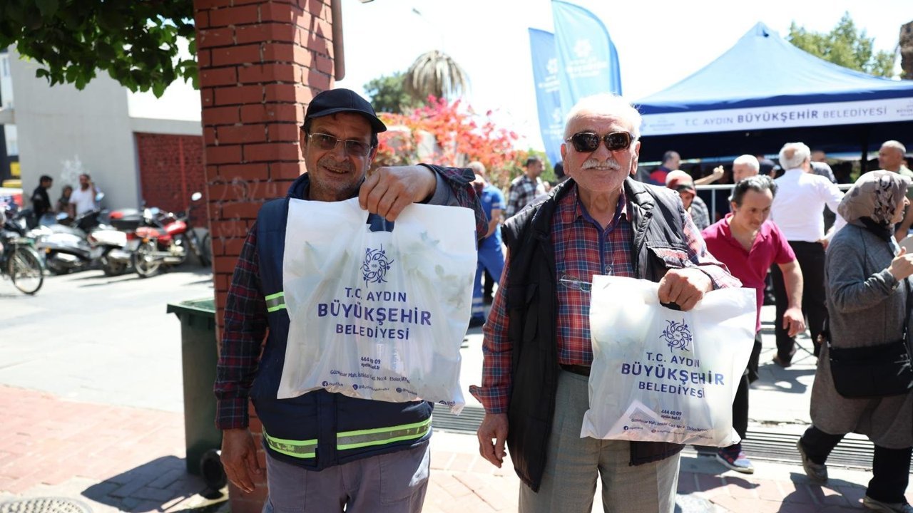Aydın Büyükşehir Belediyesi binlerce fideyi Nazilli’de vatandaşlara dağıttı