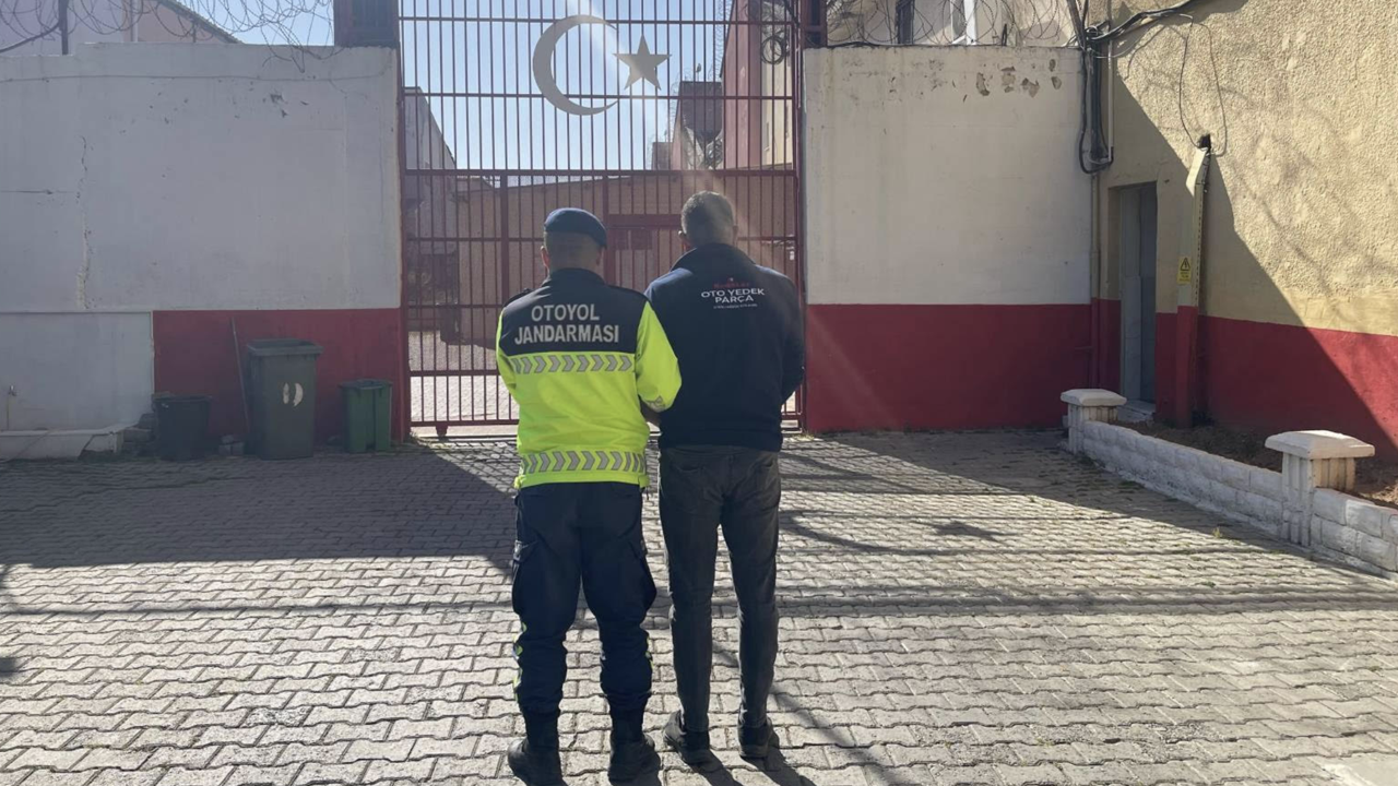 Aydın’da yol kontrolünde 19 düzensiz göçmen yakalandı, organizatör tutuklandı