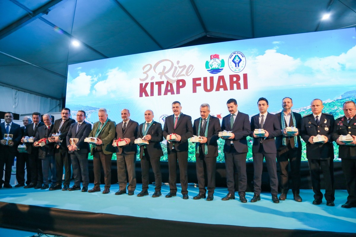 BAKAN MUSTAFA ÇİFTÇİ, 3. RİZE KİTAP FUARI’NIN AÇILIŞINA KATILDI