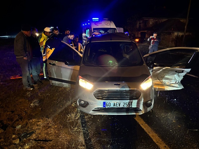 Banaz'da Trafik Kazası 1 Ölü 5 Yaralı...