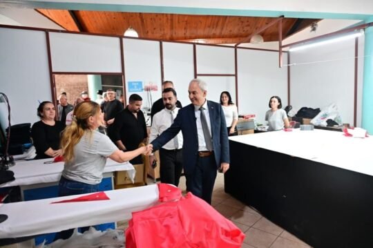 Başkan Kocagöz kadın emeğiyle üretilen yağmurlukları bizzat test etti