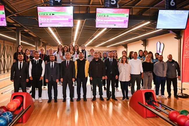 Bowlingde dereceye giren gençler ödüllendirildi