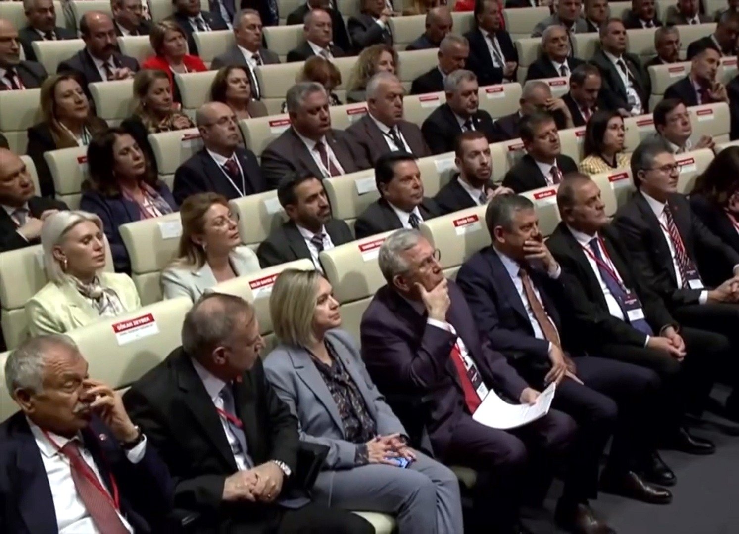 ‘Buradayız, geri adım atmıyoruz’