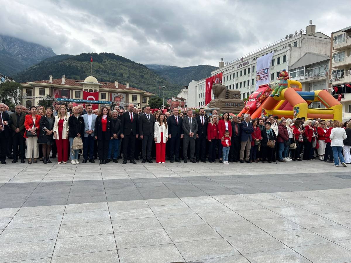 CHP Manisa Atatürk Anıtına Çelenk Sundu