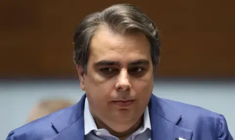 Асен Василев: Ако хората гласуват за партията на Радев, гласуват за "постната пица"