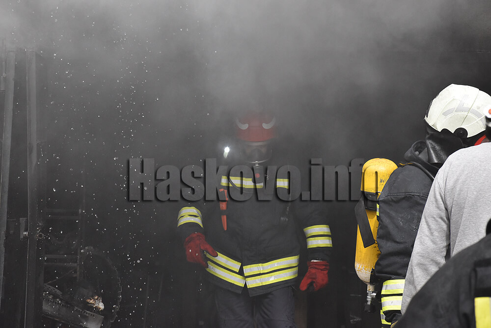 Възрастна жена е обгазена при пожар