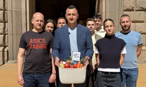 Габриел Вълков и младежи на БСП с акция „Кошница на реалността“ пред МС срещу високите цени на храните и горивата