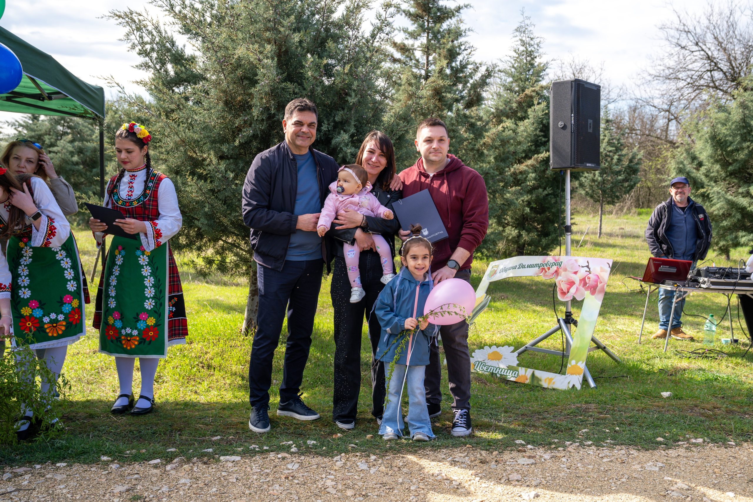 Десетки млади семейства засадиха дръвчета в Алеята на новия живот