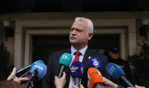 Дечев към Русинова: Крайно време е да прояви отговорност към българските граждани
