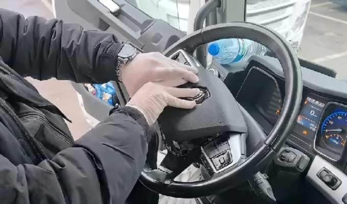 Контрабандно злато за 128 000 евро от волан на камион извадиха митничари