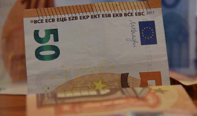 След открити фалшиви 50 евро полицаи претърсват жилище за още