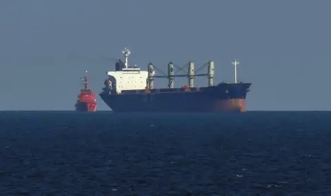 Трима моряци загинаха при атака с дронове в Азовско море, руски товарен кораб с пшеница потъна