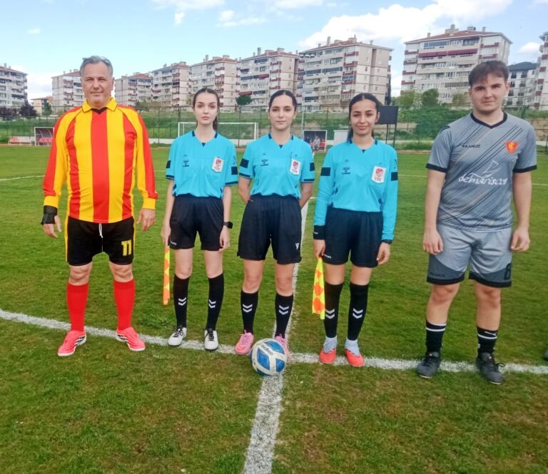Edirne Lisesi’nin geleneksel maçında mezunlar galip