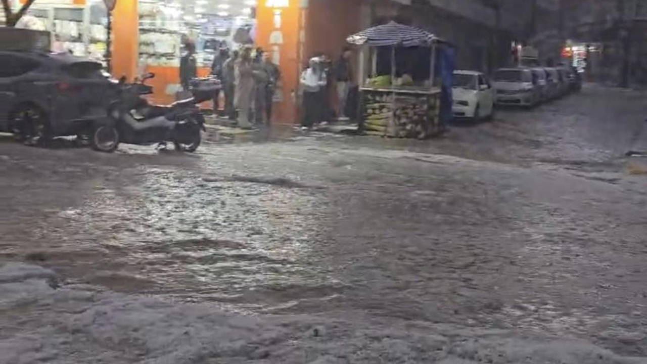 Elazığ’da dolu etkili oldu: Kent beyaza büründü