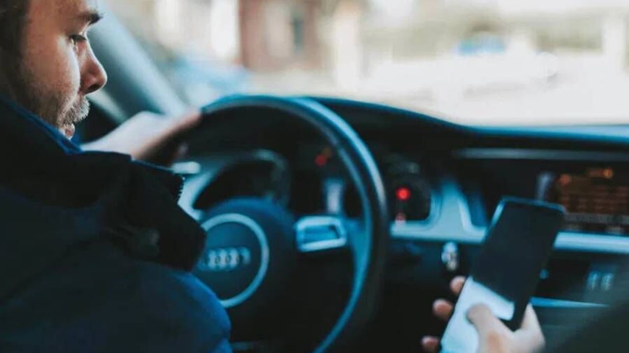 Fransa’da trafikte telefon kullananın ehliyetine el konulacak
