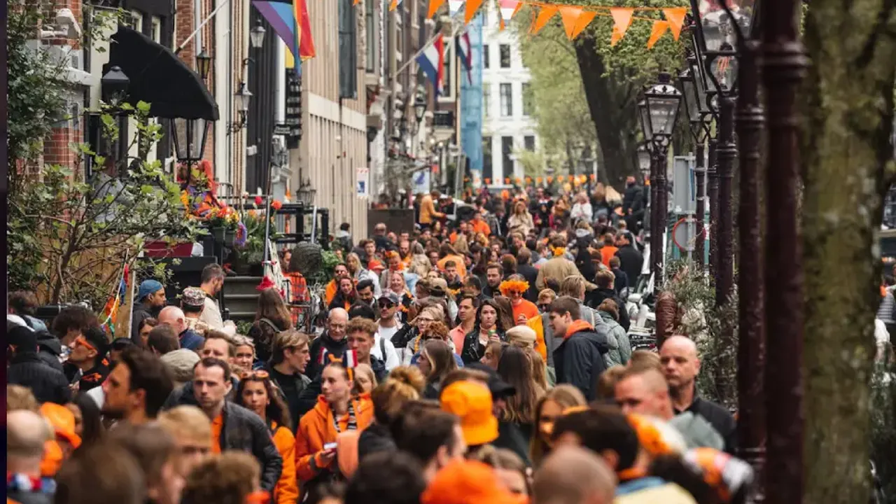 Hollanda’da Kral Günü'nde şehirler turuncuya büründü