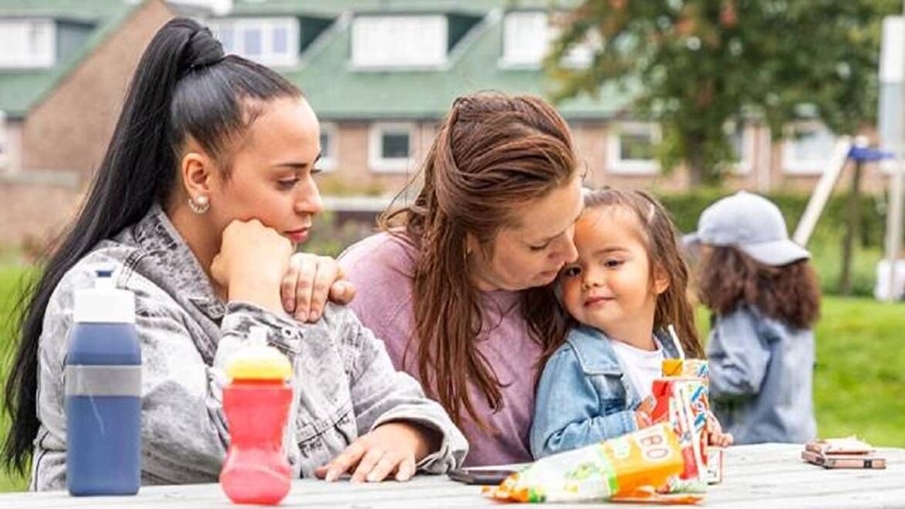 Hollanda’da sosyal yardım kesintisi planı iptal edildi, çocuk yardımı kesilecek