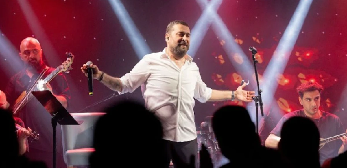 MERİT LEFKOŞA’DA MÜZİK ZİYAFETİ: ÜMİT YAŞAR SAHNEDE BÜYÜLEDİ