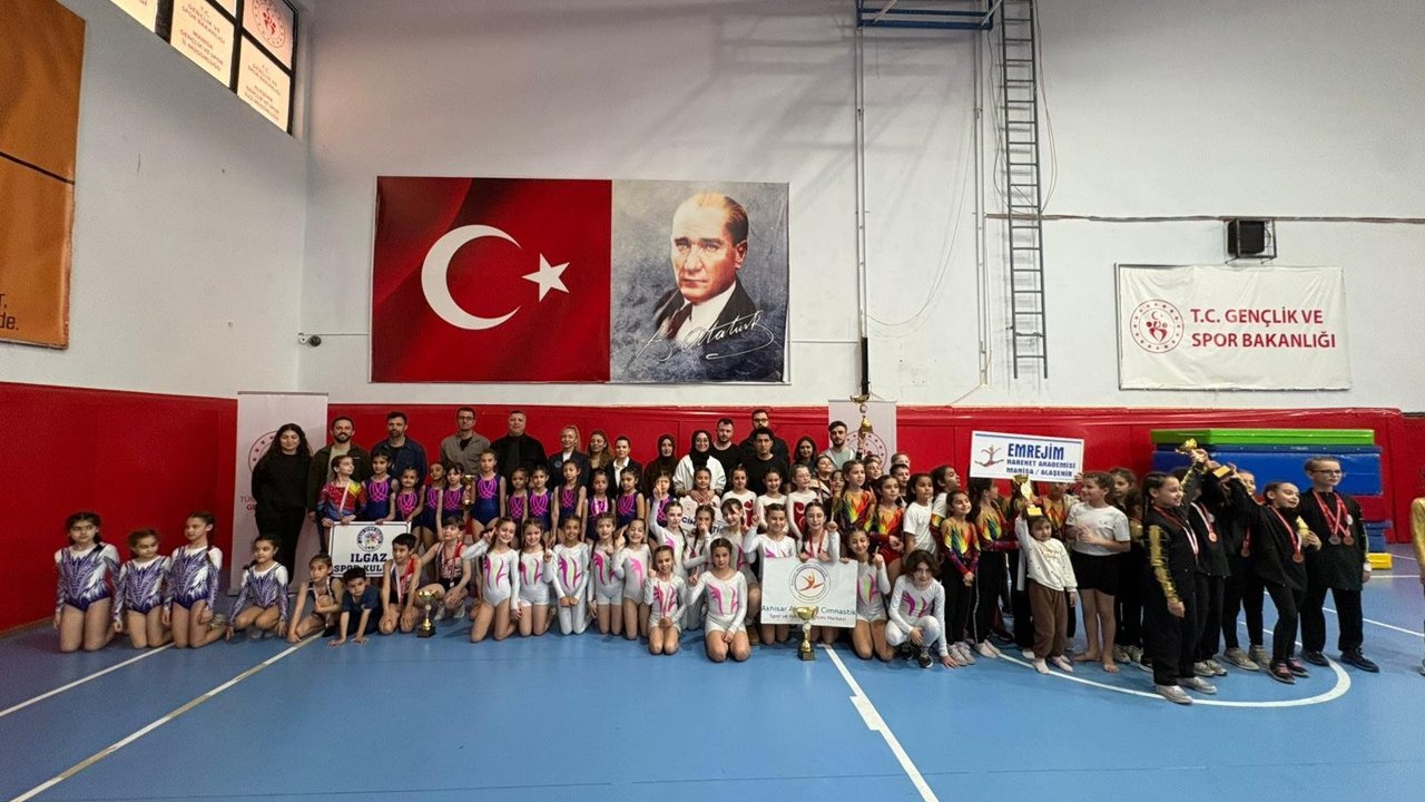 Minik jimnastikçiler Alaşehir’de 23 Nisan için yarıştı