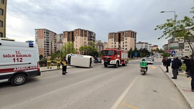 Otomobille çarpışan minibüs devrildi; 1 yaralı