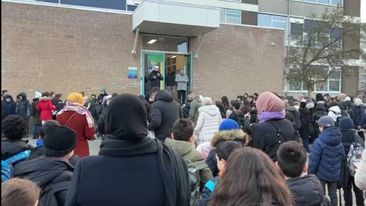 Schiedam Ababil okulu öğrencileri depremzedeler için dua etti