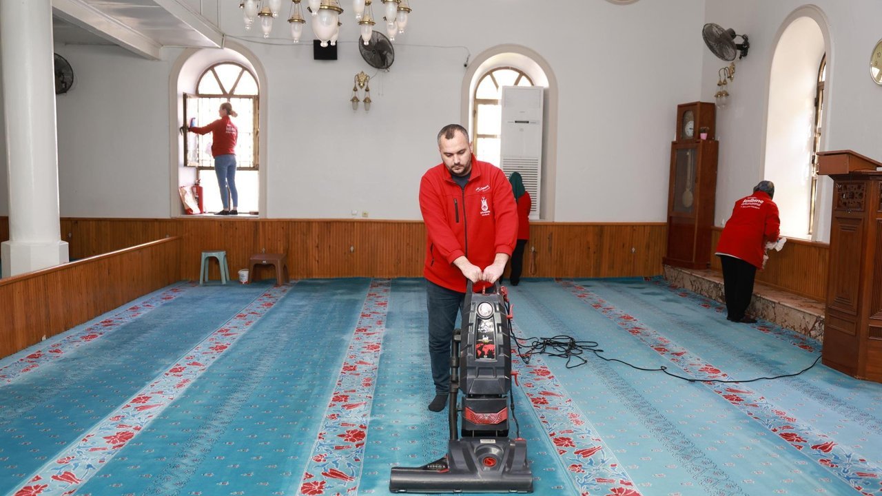 Şehzadeler Belediyesi’nden Bayram Öncesi Camilerde Temizlik Seferberliği
