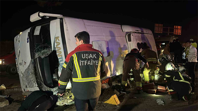 Uşak'ta Otomobil ile işçi servisi çarpıştı: 1’i ağır, 28 yaralı