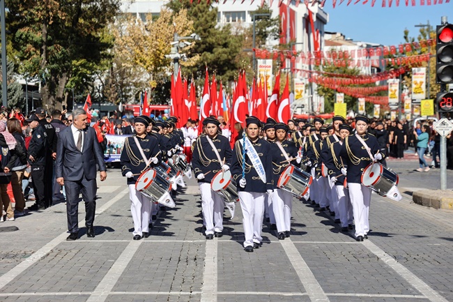 Uşak’ta Türkiye Cumhuriyetinin 101. yaşı coşkuyla kutlandı
