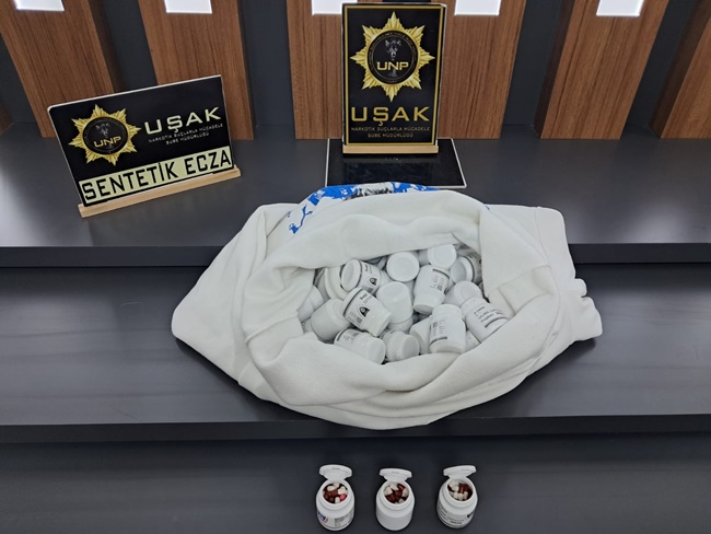 Uşak’ta Uyuşturucu Operasyonu: Binlerce Hap ve Esrar Ele Geçirildi