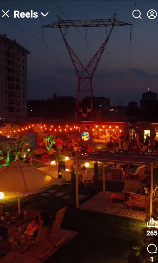 UŞAK’TA YÜKSEK GERİLİM HATTI ALTINA KAFE “BELEDİYE BU İŞLETMENİN RUHSATINI NASIL VERDİ?”