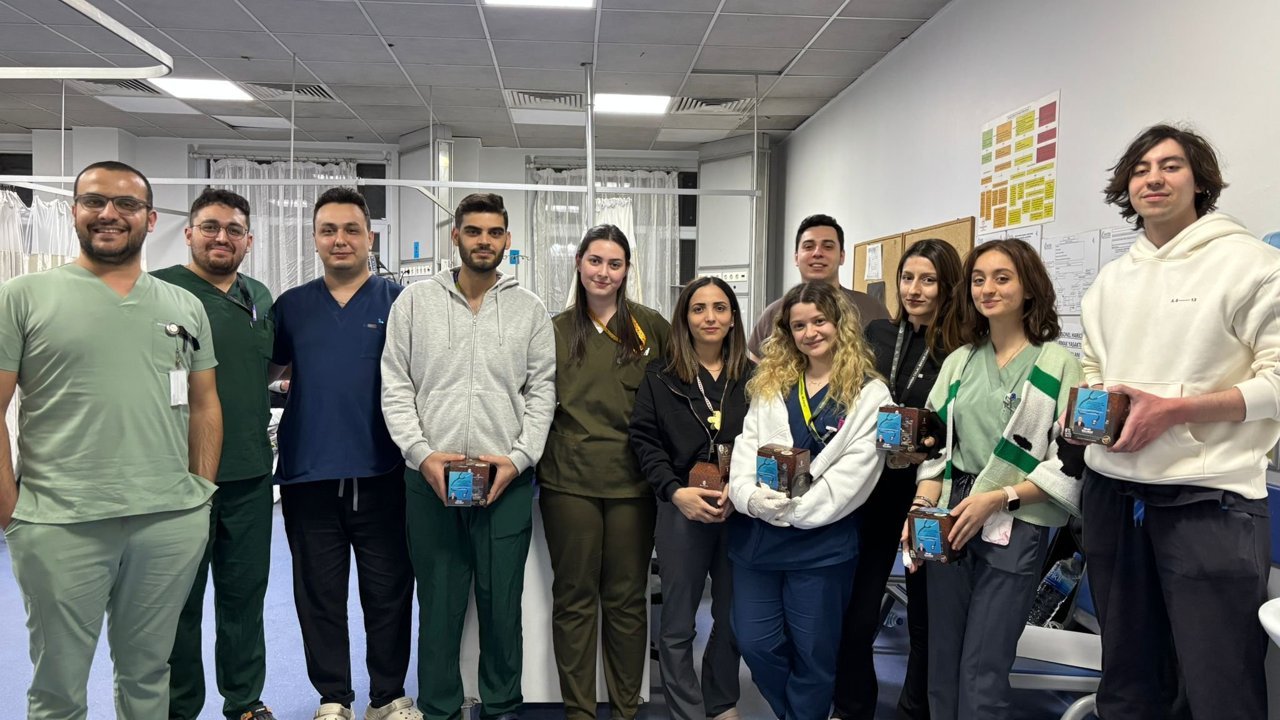 Yunusemre’den Nöbetçi Doktorlara Tıp Bayramı Sürprizi