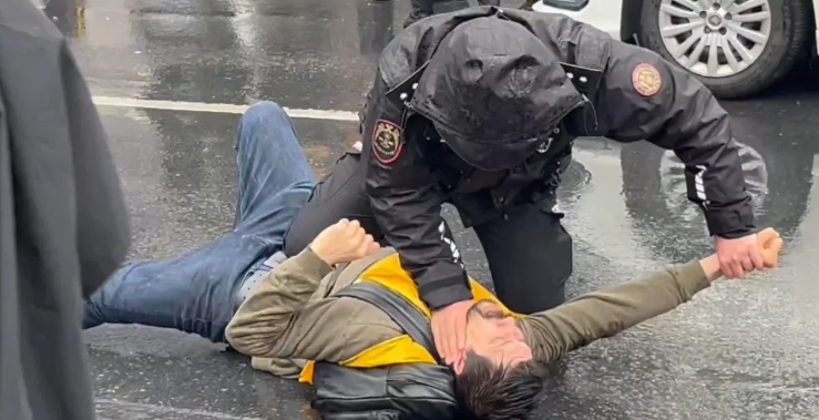 1 Mayıs'ta polis müdahalesi, 512 gözaltı! Erkan Baş'a biber gazı sıkıldı