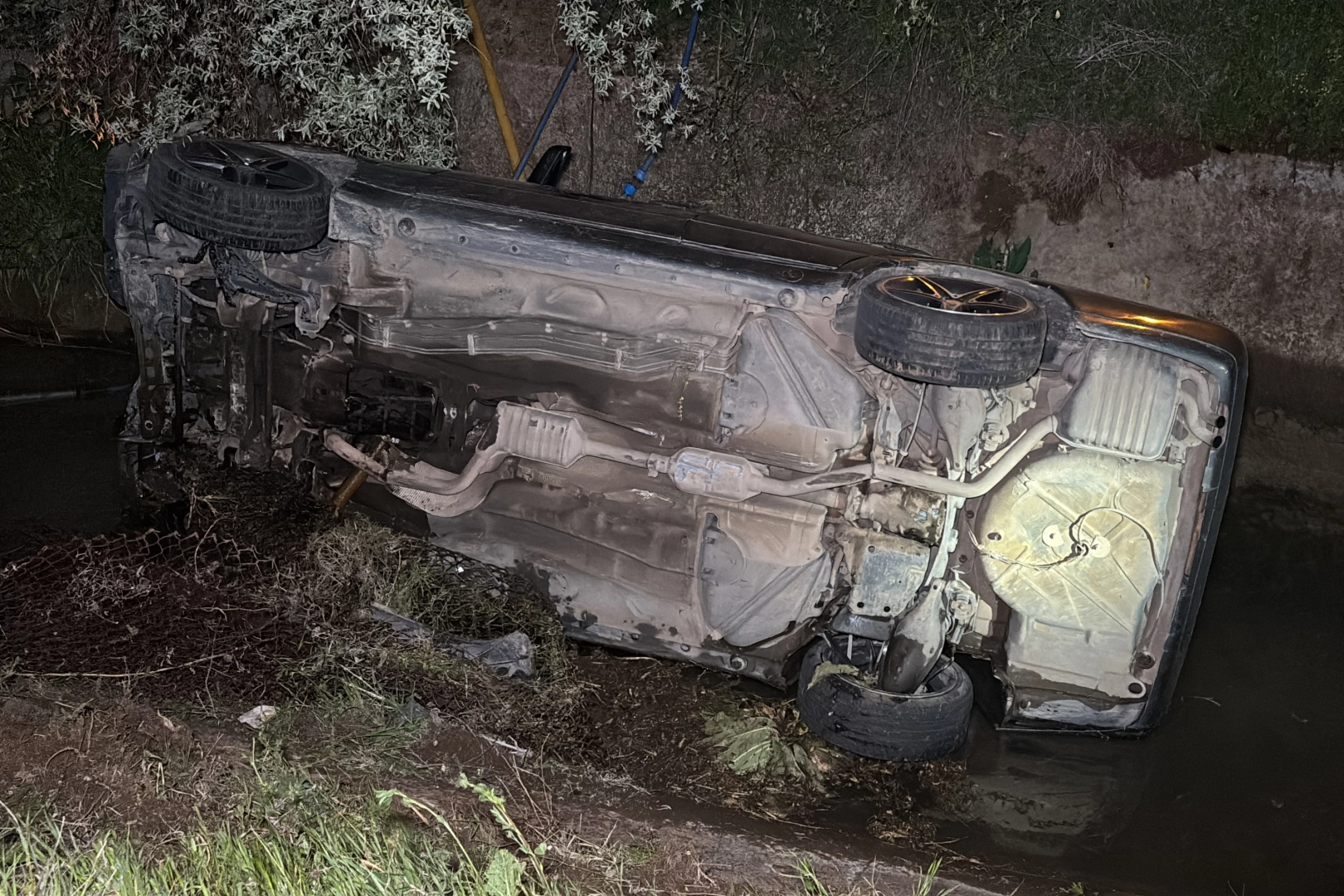 Aksaray’da sulama kanalına düşen araç ekipleri alarma geçirdi
