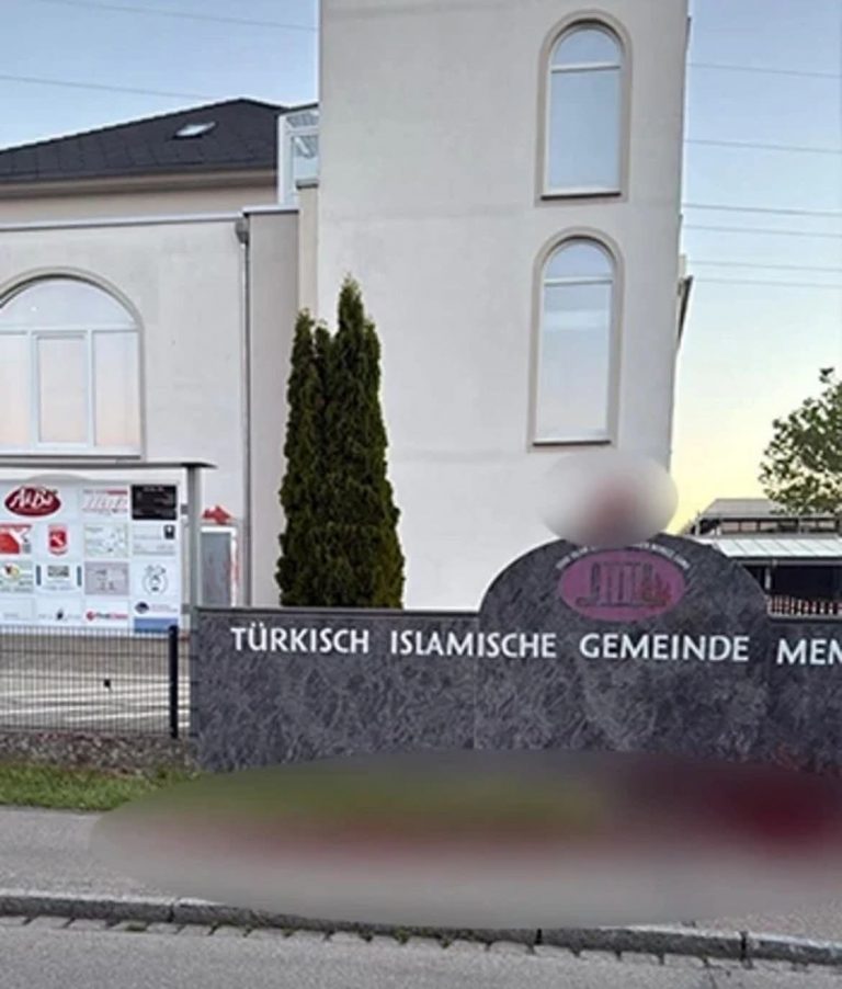 Almanya’da Bir Camiye Çirkin Saldırı: Cami Girişine Domuz Başı Bırakıldı ve Kanla Kirletildi.