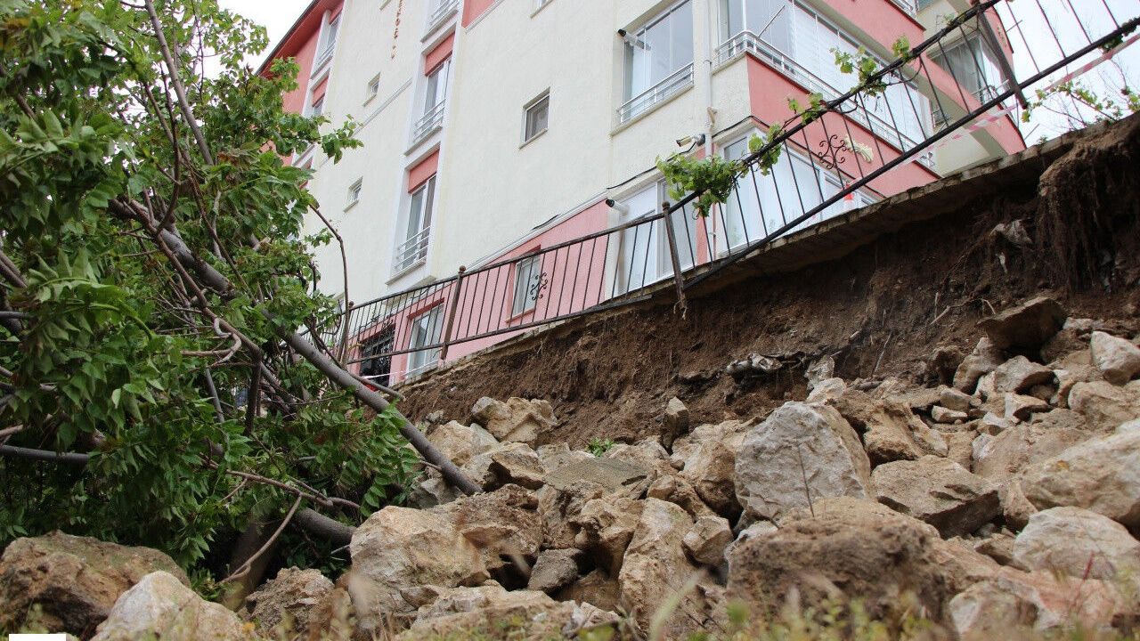 Amasya'da binanın istinat duvarı çöktü