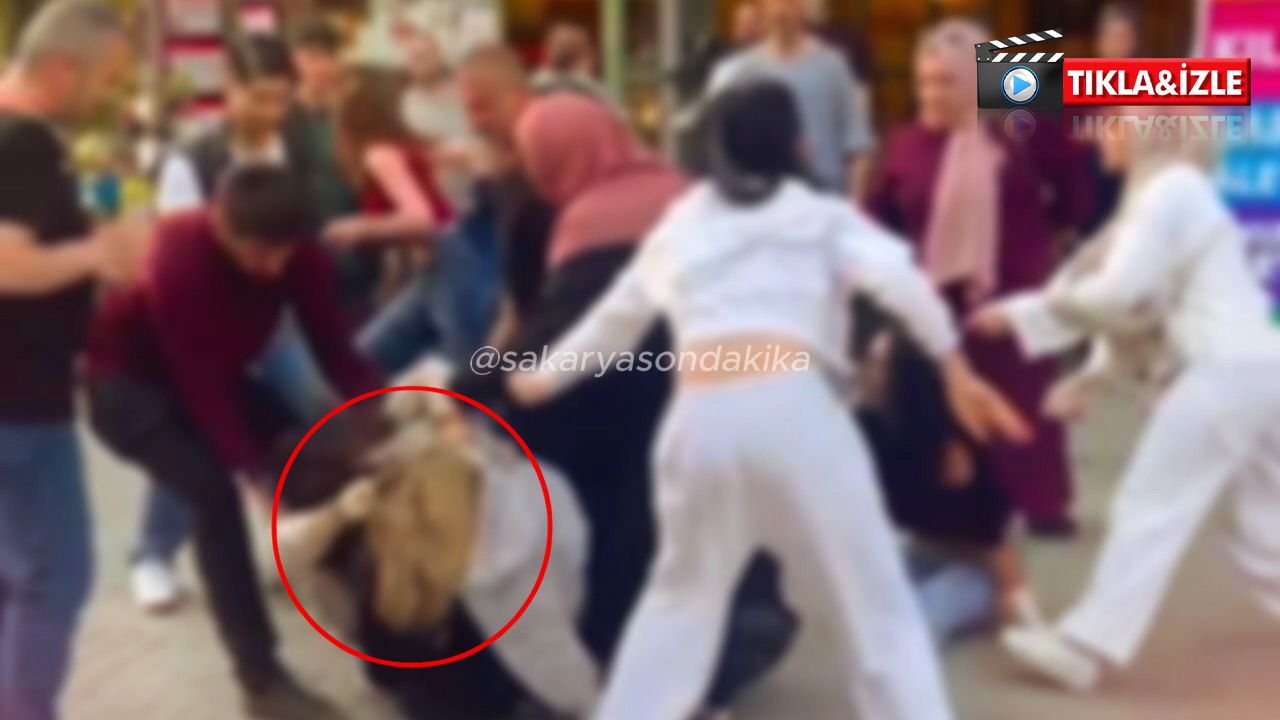 Anneler Günü’nde Çark Caddesi'nde saç saça baş başa kız kavgası kamerada