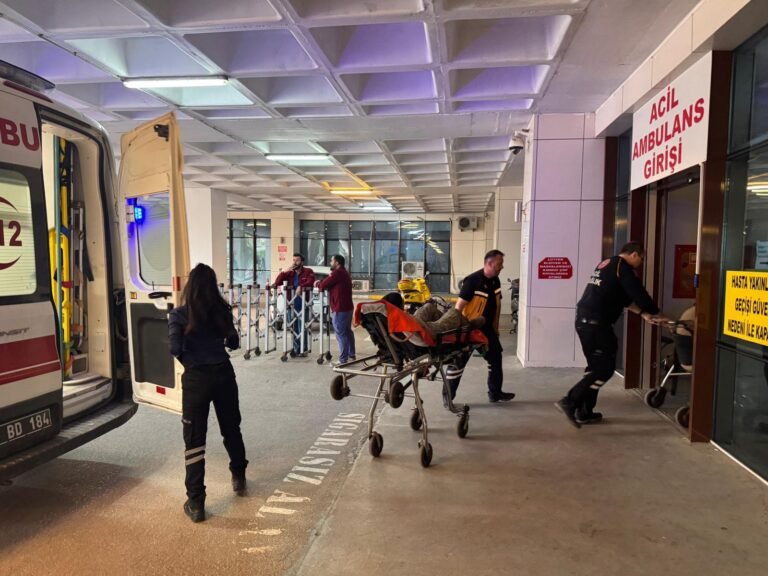 Askeri araç duvara çarptı; 2 yaralı