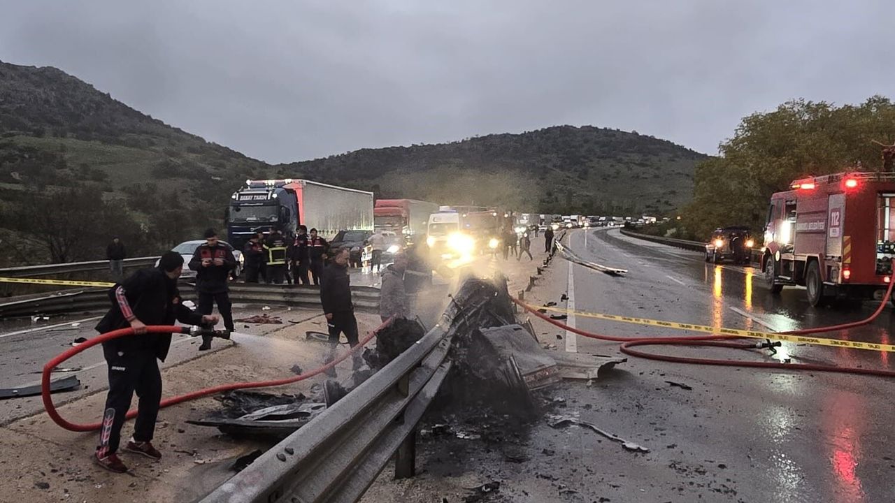 Bariyerlere çarpan otomobil küle döndü! Sürücü olay yerinde hayatını kaybetti