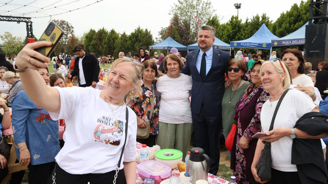 Başkan Duman Buca Gölet'te anneler ile bir araya geldi