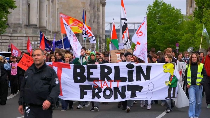 Berlin`de öğrenciler askerlik hizmetine karşı sokakta