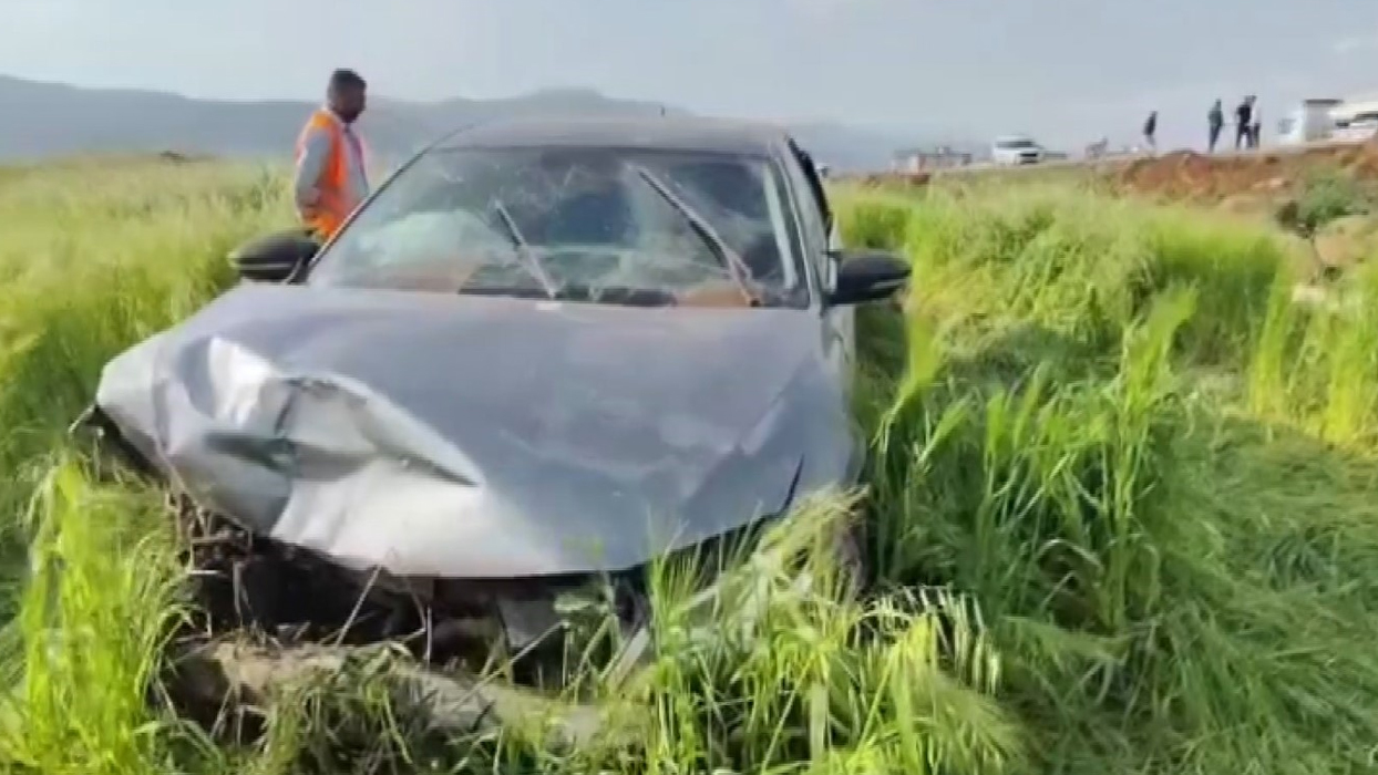Çarpışan otomobiller tarlaya uçtu: 5 yaralı