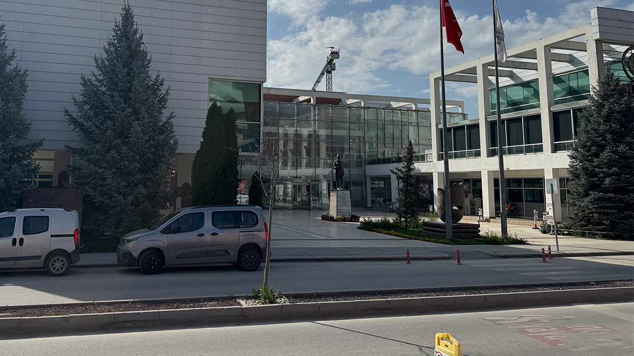 CHP'li belediyeye yolsuzluk operasyonu: 20'ye yakın gözaltı var