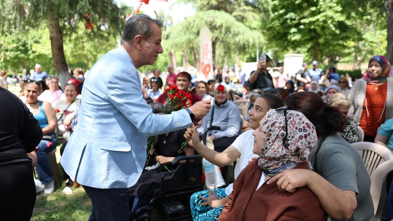 Efeler’de Anneler Günü coşkusu: Yetişkin, vatandaşlarla kucaklaştı