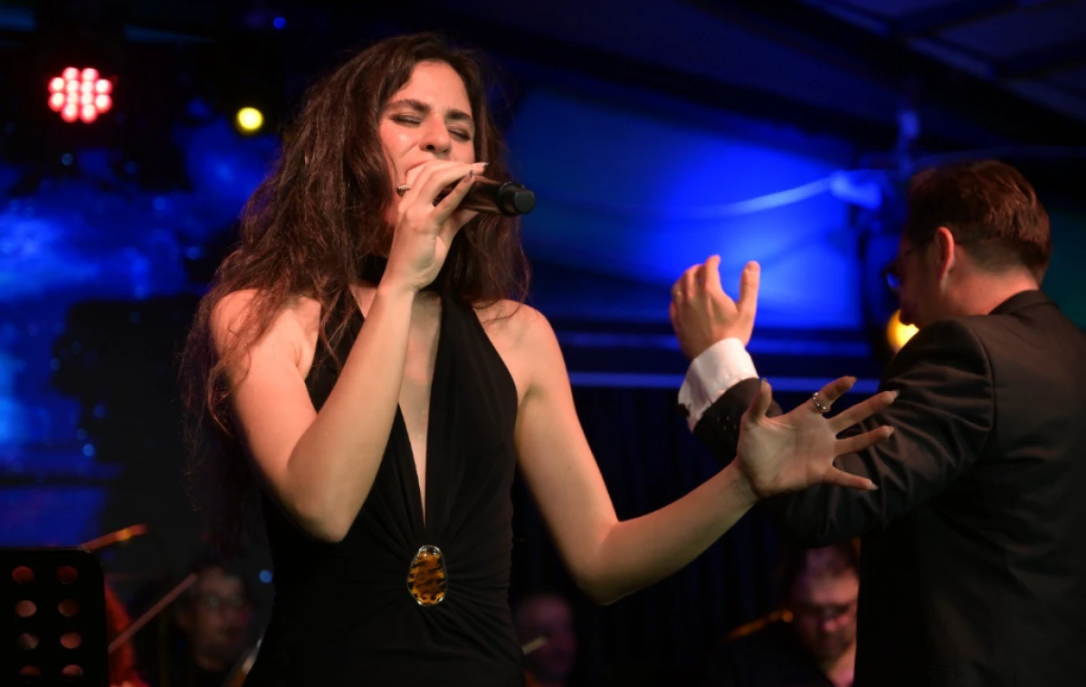 Eylül Ergül’ün Lefkoşa Belediye Orkestrası ile Sahne Aldığı Konser Lefkoşa’ya Unutulmaz Bir Caz Akşamı Yaşattı